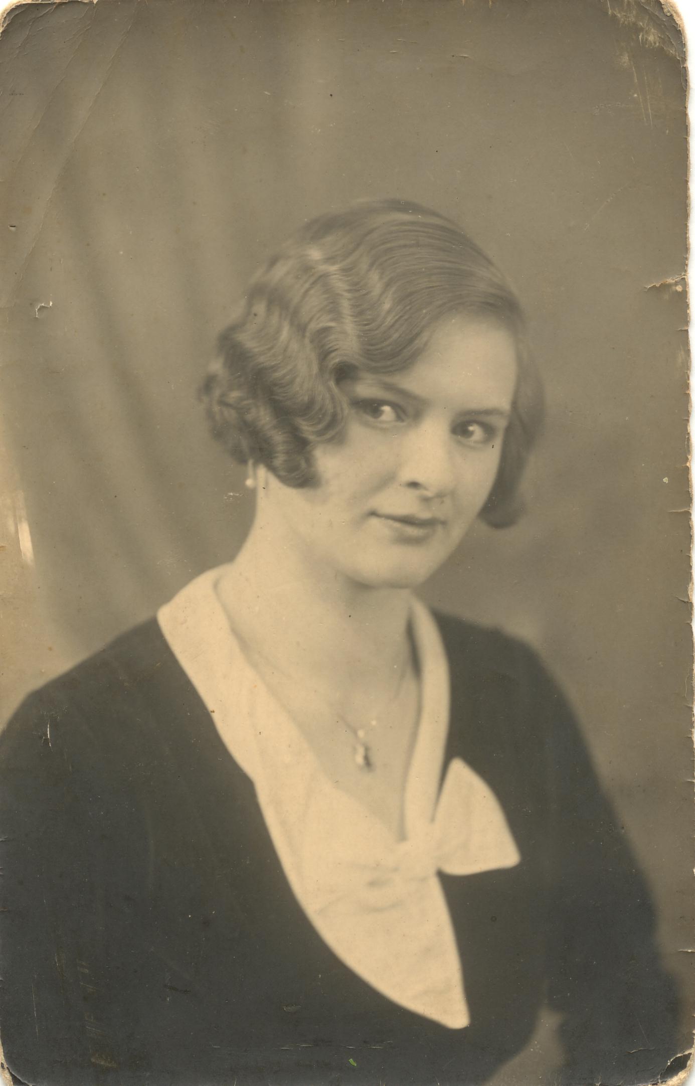 Klik voor foto in apart venster adriana_van_den_broek_18_jaar.jpg
